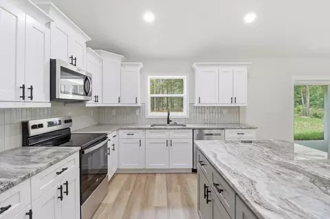 Kitchen - 1683 W Pearson St, Hernando, FL 34442 photo 5 of 6