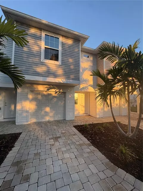 Exterior - 2525 6th Avenue Dr E, Bradenton, FL 34208 photo 2 of 5