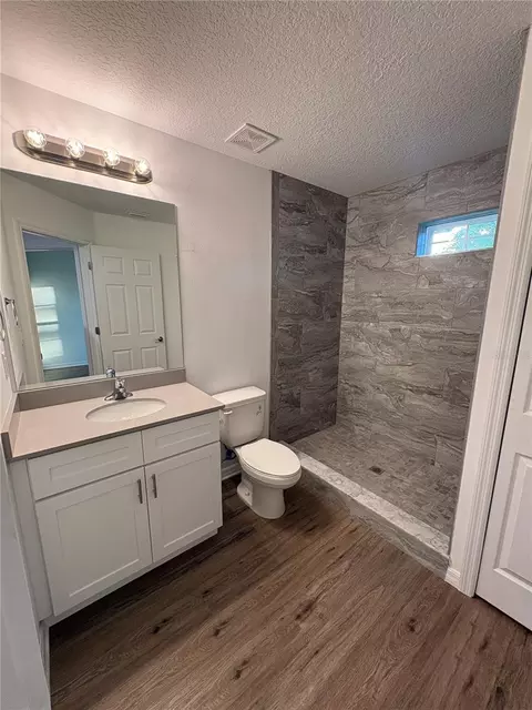 Bath - 2525 6th Avenue Dr E, Bradenton, FL 34208 photo 3 of 3