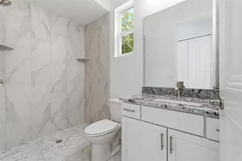Bath - 421 W Chase St, Hernando, FL 34442 photo 4 of 6
