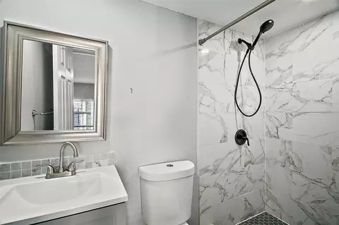 Bath - 105 W Stevens Ave, Eustis, FL 32726 photo 1 of 3