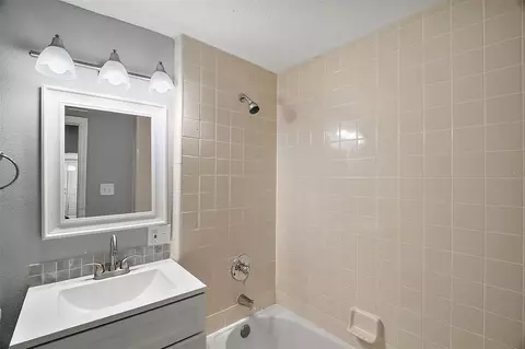 Bath - 105 W Stevens Ave, Eustis, FL 32726 photo 3 of 3