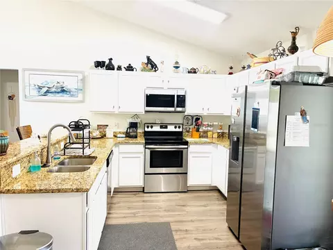 Kitchen - 40551 E 5th Ave, Umatilla, FL 32784 photo 1 of 1