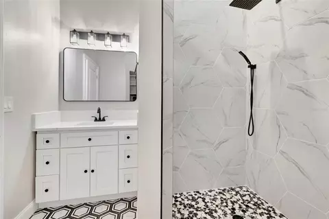 Bath - 1215 Lakeshore Dr, Eustis, FL 32726 photo 2 of 8