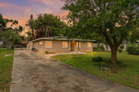 126 E Magnolia Ave, Howey In The Hills, FL 34737