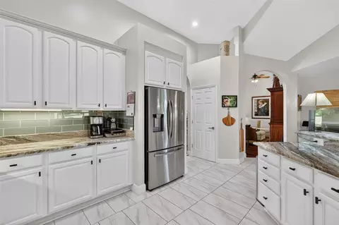 Kitchen - 1760 Edgewater Dr, Mount Dora, FL 32757 photo 4 of 6