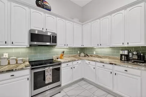 Kitchen - 1760 Edgewater Dr, Mount Dora, FL 32757 photo 3 of 6