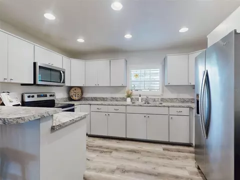 Kitchen - 2713 Cr 776, Webster, FL 33597 photo 2 of 3