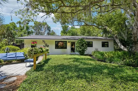 1073 Central St, Mount Dora, FL 32757