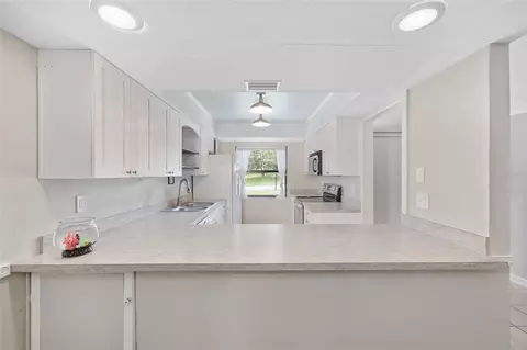 Kitchen - 10 Silver Dr, Ocala, FL 34472 photo 4 of 5
