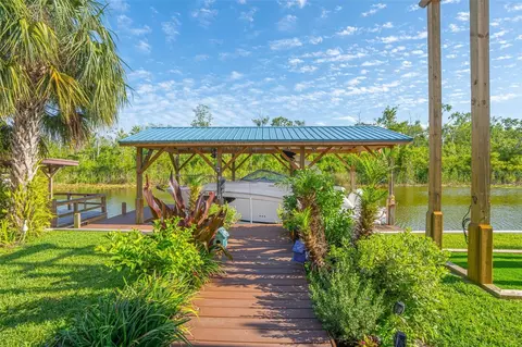 13334 Country Club Dr, Tavares, FL 32778
