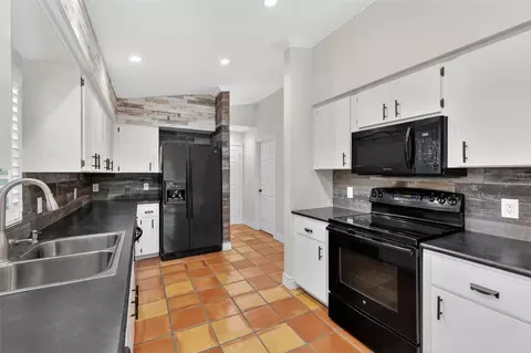 Kitchen - 39 Forest Ln, Eustis, FL 32726 photo 2 of 4