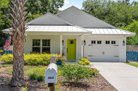 964 N Grandview St, Mount Dora, FL 32757
