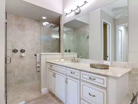 Bath - 8461 Bridgeport Bay Cir, Mount Dora, FL 32757 photo 3 of 7