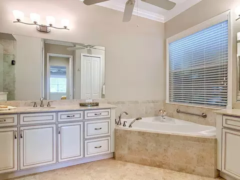 Bath - 8461 Bridgeport Bay Cir, Mount Dora, FL 32757 photo 2 of 7