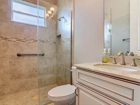 Bath - 8461 Bridgeport Bay Cir, Mount Dora, FL 32757 photo 5 of 7
