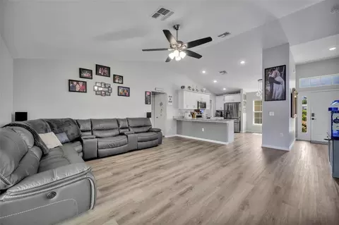 Entry Way - 40610 E Fourth Ave, Umatilla, FL 32784 photo 2 of 4