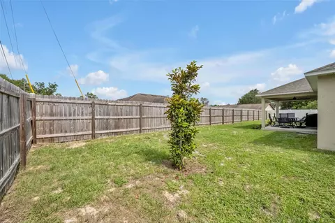 Exterior - 40610 E Fourth Ave, Umatilla, FL 32784 photo 5 of 9