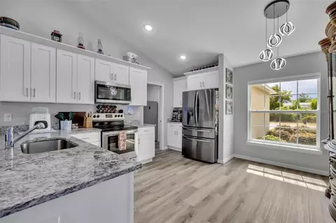 Kitchen - 40610 E Fourth Ave, Umatilla, FL 32784 photo 3 of 4