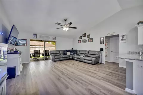 Living - 40610 E Fourth Ave, Umatilla, FL 32784 photo 1 of 1