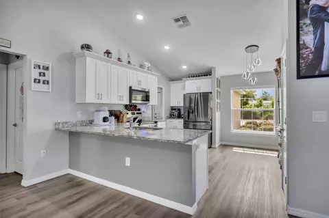 Kitchen - 40610 E Fourth Ave, Umatilla, FL 32784 photo 2 of 4