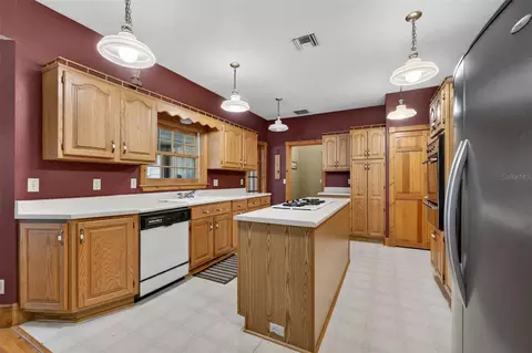 Kitchen - 20621 Shady Oak Ln, Eustis, FL 32736 photo 2 of 7