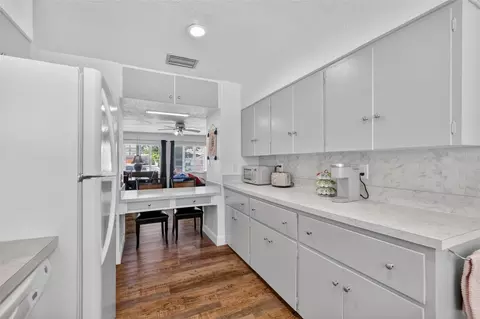 Kitchen - 205 E 10th Ave, Mount Dora, FL 32757 photo 8 of 9