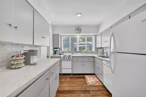 Kitchen - 205 E 10th Ave, Mount Dora, FL 32757 photo 6 of 9