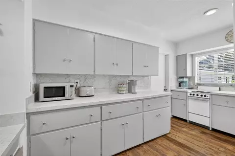 Kitchen - 205 E 10th Ave, Mount Dora, FL 32757 photo 5 of 9