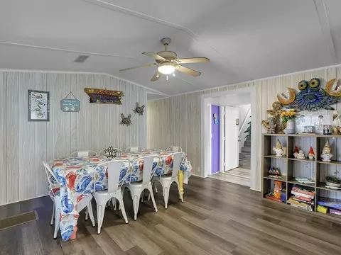 Dining - 112 8th St NE, Steinhatchee, FL 32359 photo 2 of 3