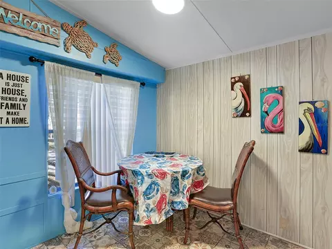 Dining - 112 8th St NE, Steinhatchee, FL 32359 photo 1 of 3