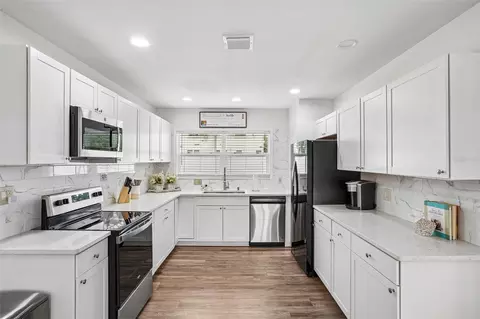 Kitchen - 1211 Morningside Dr, Mount Dora, FL 32757 photo 2 of 4