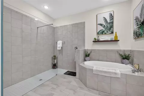 Bath - 30658 E Bluebell Ave, Eustis, FL 32736 photo 3 of 7