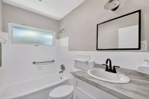 Bath - 1012 N Baker St, Mount Dora, FL 32757 photo 6 of 7