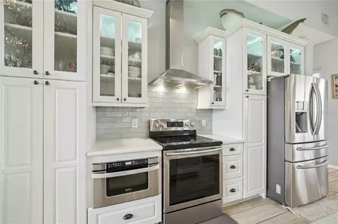 Kitchen - 807 Chipaway Dr, Apollo Beach, FL 33572 photo 3 of 4