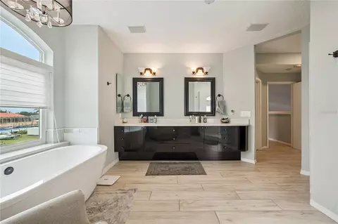 Bath - 807 Chipaway Dr, Apollo Beach, FL 33572 photo 4 of 5