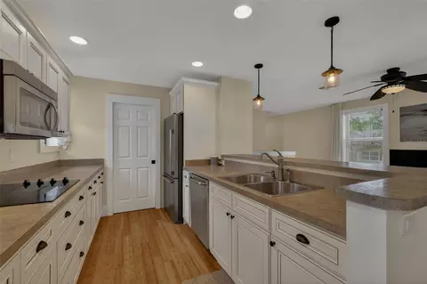 Kitchen - 6118 Dora Dr, Mount Dora, FL 32757 photo 7 of 7