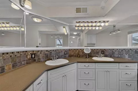 Bath - 6118 Dora Dr, Mount Dora, FL 32757 photo 2 of 5