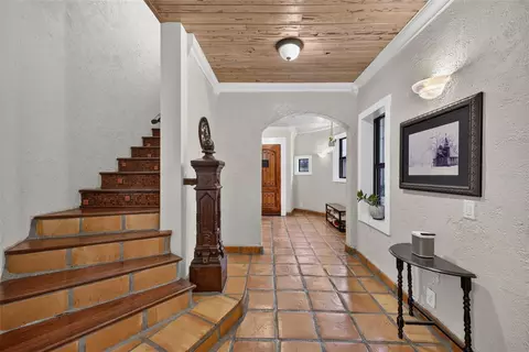 Entry Way - 6118 Dora Dr, Mount Dora, FL 32757 photo 2 of 9