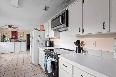 Kitchen - 348 Cr 542e, Bushnell, FL 33513 photo 2 of 4