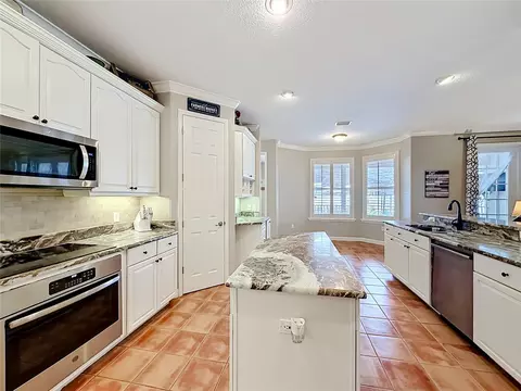 Kitchen - 19512 Spring Oak Dr, Eustis, FL 32736 photo 9 of 9