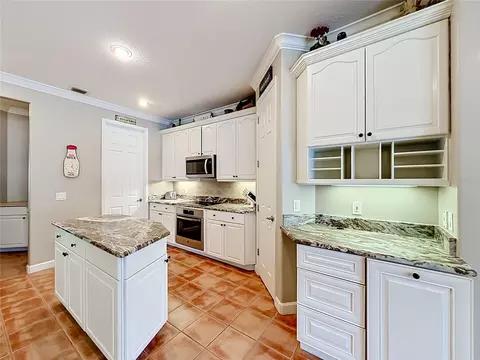 Kitchen - 19512 Spring Oak Dr, Eustis, FL 32736 photo 5 of 9