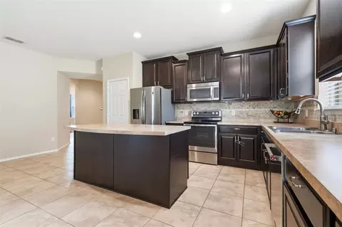 Kitchen - 20945 Oldenburg Loop, Mount Dora, FL 32757 photo 4 of 5