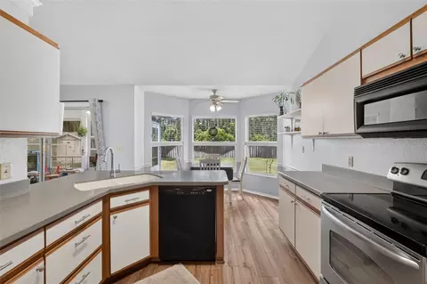 Kitchen - 2639 Waterview Dr, Eustis, FL 32726 photo 4 of 5