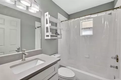 Bath - 512 Highland Dr, Eustis, FL 32726 photo 2 of 2