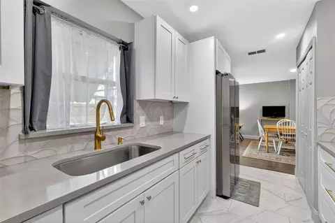 Kitchen - 512 Highland Dr, Eustis, FL 32726 photo 3 of 4