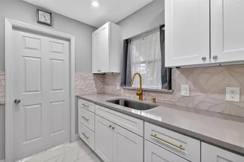 Kitchen - 512 Highland Dr, Eustis, FL 32726 photo 2 of 4