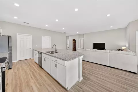 Kitchen - 569 Silver Course Radl, Ocala, FL 34472 photo 3 of 4
