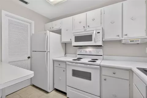 Kitchen - 200 E 10th Ave #8, Mount Dora, FL 32757 photo 1 of 3