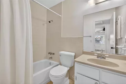 Bath - 200 E 10th Ave #8, Mount Dora, FL 32757 photo 1 of 1